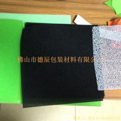 過濾海綿也稱網(wǎng)狀海綿，爆破海綿。聚氨酯過濾海綿由普通開孔軟泡高溫爆破開孔加工而成，爆破除掉了泡沫網(wǎng)絡之間原有的氣泡膜，得到了主體骨架網(wǎng)狀結(jié)構(gòu)。
過濾海綿的空隙率高達97%，具有優(yōu)異的透氣性、良好的柔軟性和較高的機械強度。
