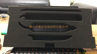 佛山市德辰包裝材料有限公司擁有先進(jìn)的海綿機(jī)械,海綿發(fā)泡機(jī),平切機(jī),上膠機(jī),直切機(jī)，海綿再生機(jī),等,可以生產(chǎn)各種不同形狀規(guī)格的海綿制品和包裝海綿!

