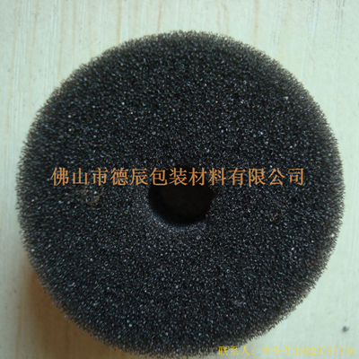 過濾海綿也稱網(wǎng)狀海綿，爆破海綿。聚氨酯過濾海綿由普通開孔軟泡高溫爆破開孔加工而成，爆破除掉了泡沫網(wǎng)絡之間原有的氣泡膜，得到了主體骨架網(wǎng)狀結(jié)構(gòu)。
過濾海綿的空隙率高達97%，具有優(yōu)異的透氣性、良好的柔軟性和較高的機械強度。
