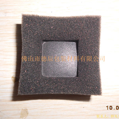 利用加熱鋁制模具對海綿進行塑形。