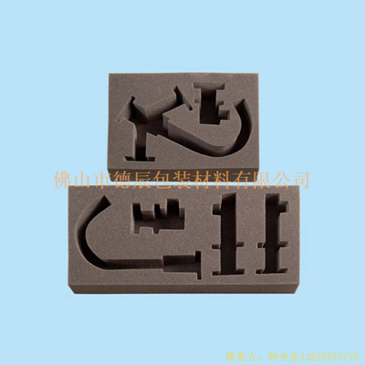 海綿內(nèi)托對(duì)各行各業(yè)產(chǎn)品起到絕緣、密封、防震、防塵、填充、隔音、固定，能夠保護(hù)包裝產(chǎn)品在運(yùn)輸過(guò)程中安然無(wú)恙，起到保護(hù)產(chǎn)品的一個(gè)作用，同時(shí)可以美化產(chǎn)品，提升產(chǎn)品檔次。