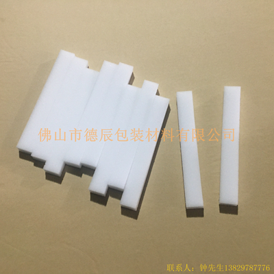 醫(yī)用防護(hù)面罩的海綿主要起到緩沖面部（主要是額頭）與PVC膠片的作用，起到密封的作用，因?yàn)楹＞d柔軟的特點(diǎn)，從而讓額頭與膠片完美的貼合，加上海綿柔軟與舒適性使得醫(yī)生在佩戴面罩的時(shí)候非常舒適。